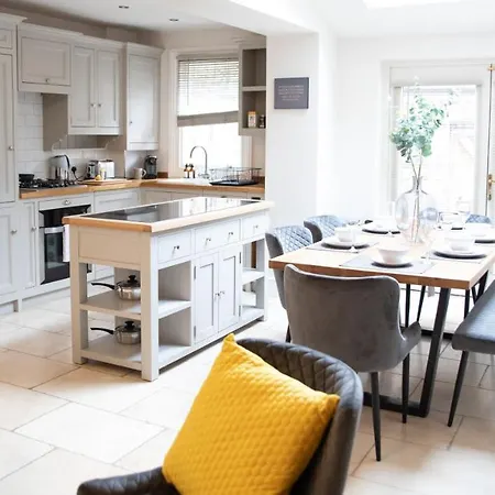 Holiday home Minster-3 Bed-sleeps 6-fireplace-free Parking *