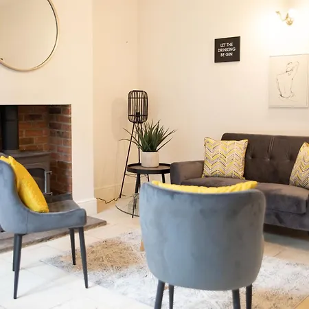 Minster-3 Bed-sleeps 6-fireplace-free Parking York