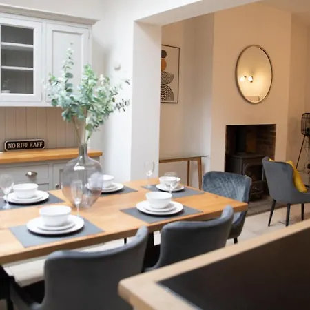 Minster-3 Bed-sleeps 6-fireplace-free Parking